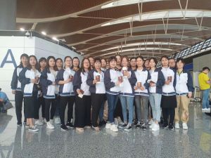 鑫正日本女工出境机场留影