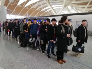 鑫正斯巴鲁男工出境机场留影
