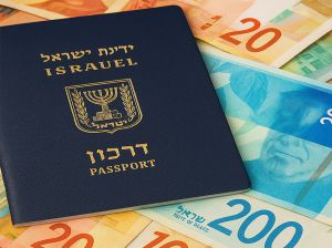 工友问答：回国休假签证与工资扣款，法律怎么说？